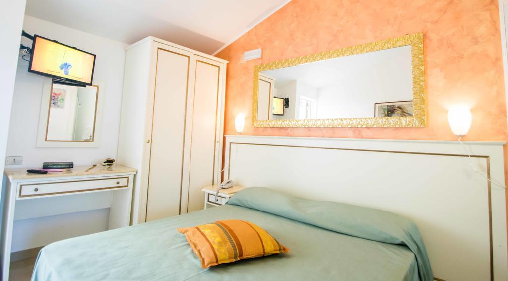 Hotel Resort Rocca Di Vadaro Capo Vaticano Chambre photo